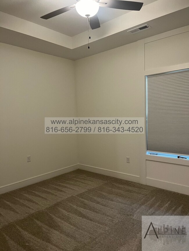 Building Photo - Beautiful Parkville Town Home Coming Soon!