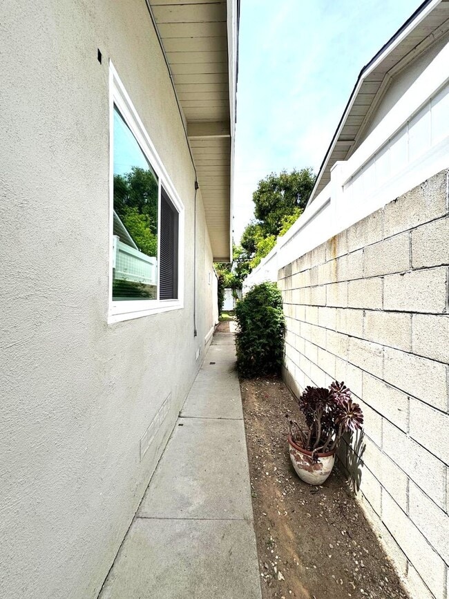 Building Photo - Rare 3 Bed Solar Home for Rent in Pomona Near Claremont & La Verne | Yard, Office, Garage