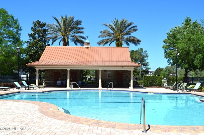 Building Photo - 800 Black Cherry Dr S