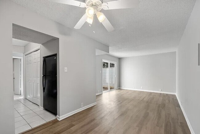 Building Photo - Welcome to this charming 2-bedroom, 1.5-ba...