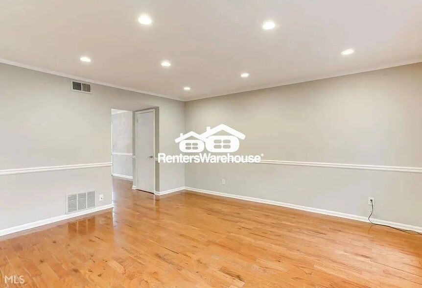 Building Photo - 6520 Roswell Rd