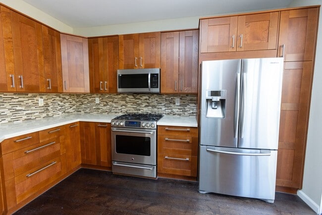 Building Photo - Beautiful home in Sunset Glen with 4 bedrooms 2.5 bath, 1726 Sq Ft available NOW