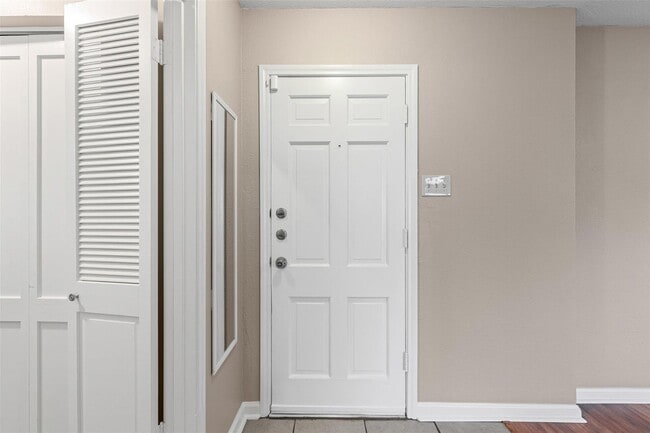 Building Photo - WELCOME TO OAK PARK ESTATES