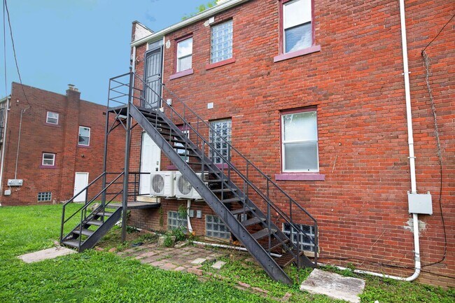 Building Photo - 1104-1106 Oakwood Ave