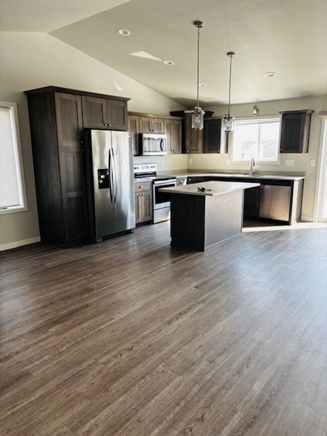 Building Photo - 4 Bed 2 Bath Single Family Home