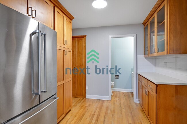 Building Photo - "Charming Victorian-style craftsman 3-Bedroom Townhouse with 2.5 Baths – 1610 Sq Ft of Comfortabl...