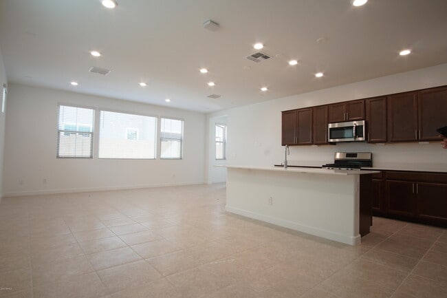 Building Photo - 1079 E Sabino Dr