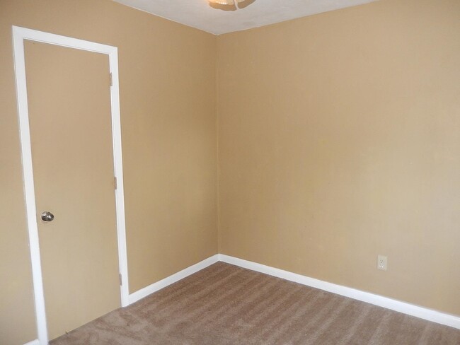 Building Photo - 303 S Lipona Rd