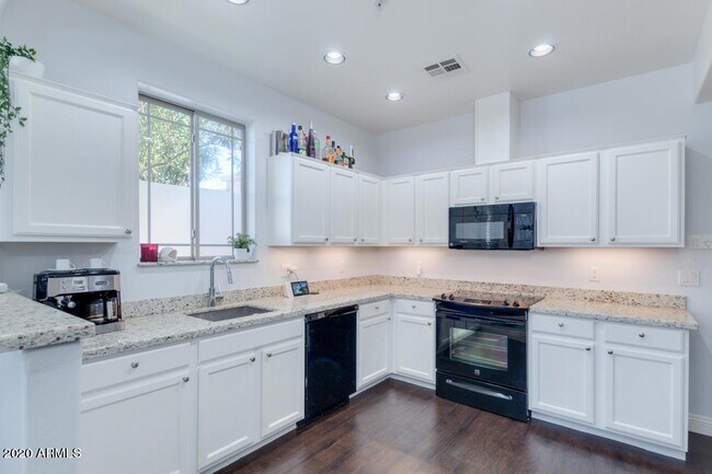 Building Photo - 1225 N 36th St