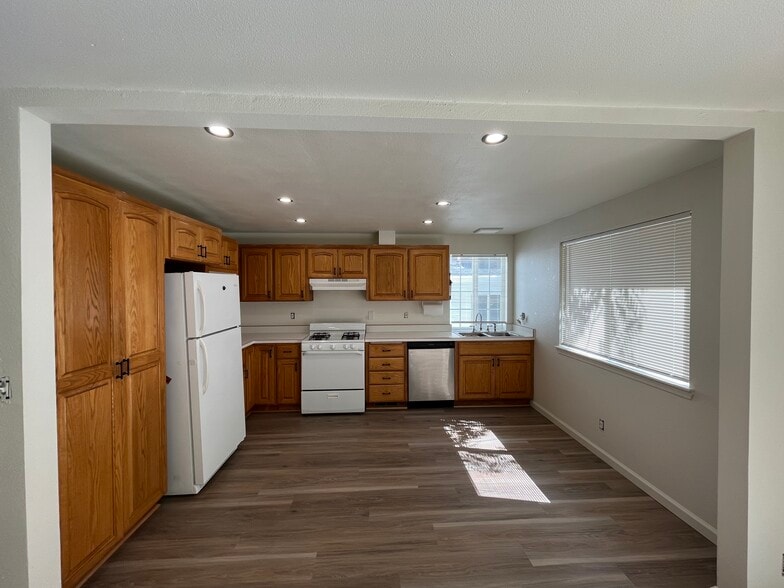 Kitchen with window to back yard. - 2143 SE Douglas Ave