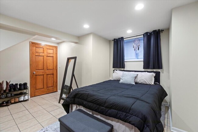 Building Photo - 2028 N Hamlin Ave