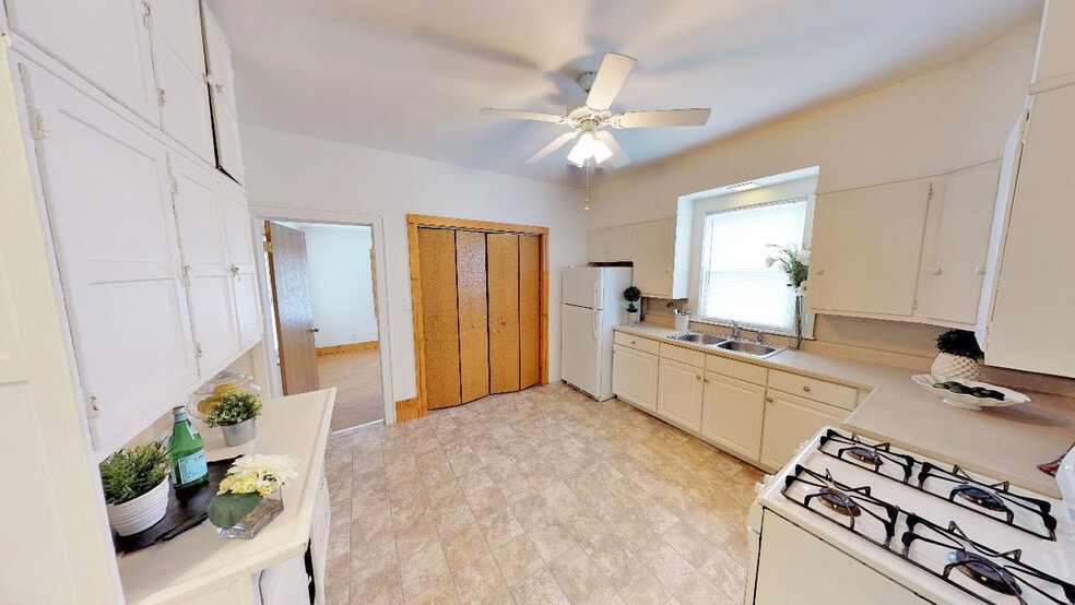 KITCHEN - 521 W Edwards St