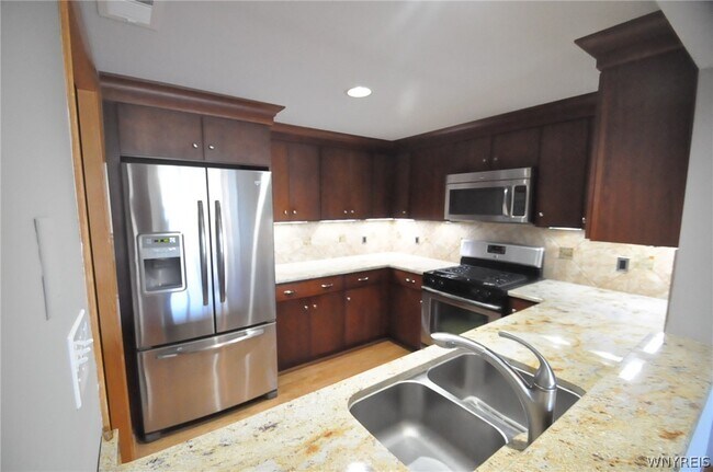 Building Photo - 40 Waterfront Cir