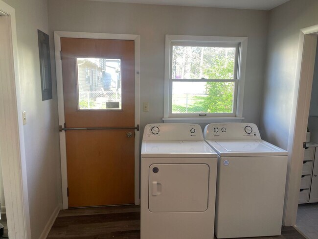 Building Photo - Well-maintained Ranch home with large yard, NO YARDWORK.