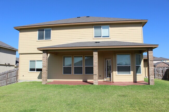Building Photo - Over 3000 square feet with 3 car garage!