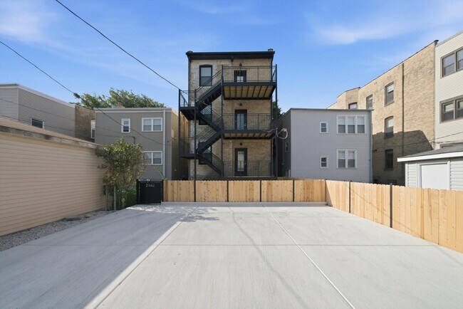 Building Photo - 2442 W Wilson Ave