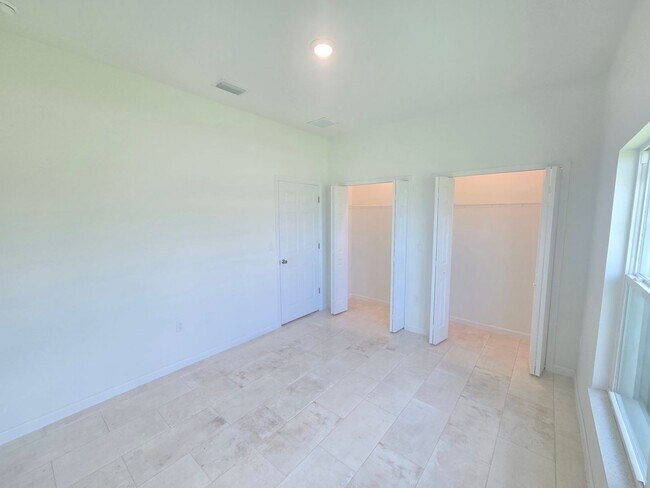 Building Photo - BRAND NEW HOME-2/2/1