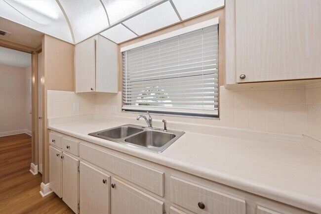 Building Photo - 1975 W Bay Dr