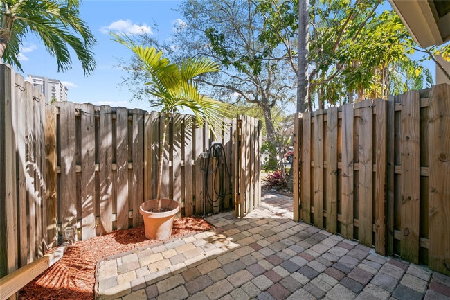 Building Photo - 340 City View Dr