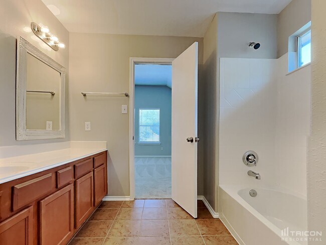 Building Photo - 33111 Cottonwood Bend