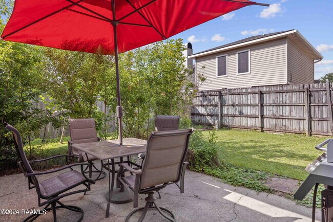 Building Photo - 303 Plaza Village Dr