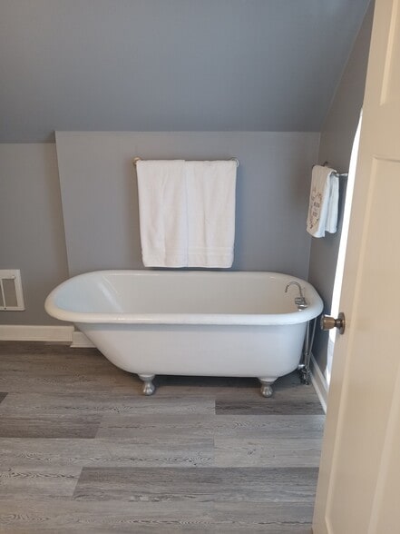 vintaage tub in bath - 4350 Girard Ave N