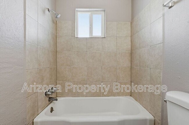 Building Photo - 805 E Turney Ave