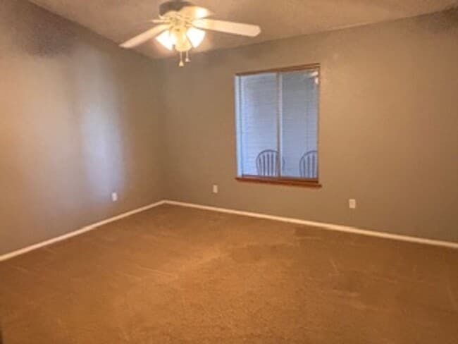 Building Photo - Corner lot in Golden Hills 3bdrm, 2 bath