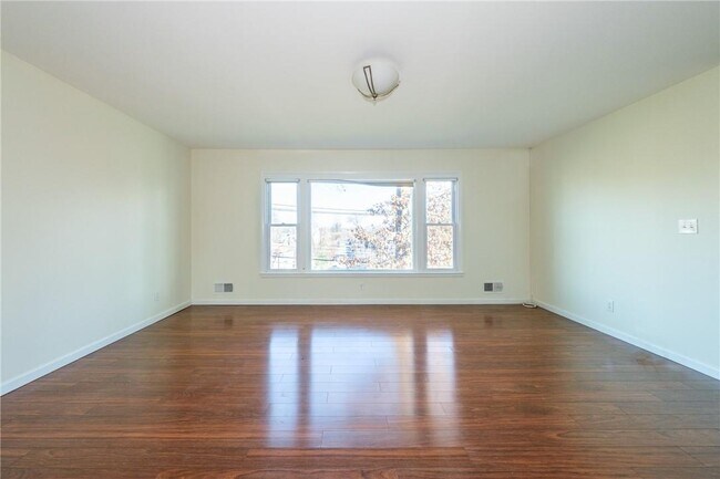 Building Photo - 1320 Mamaroneck Ave
