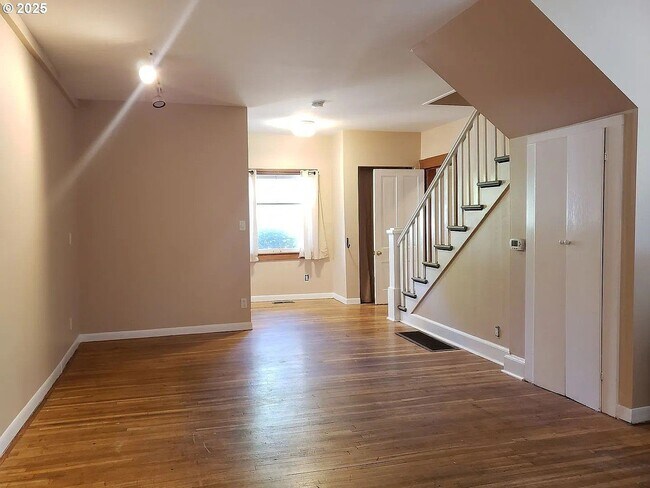 Building Photo - Large 6 Bedroom Close to UofO Campus