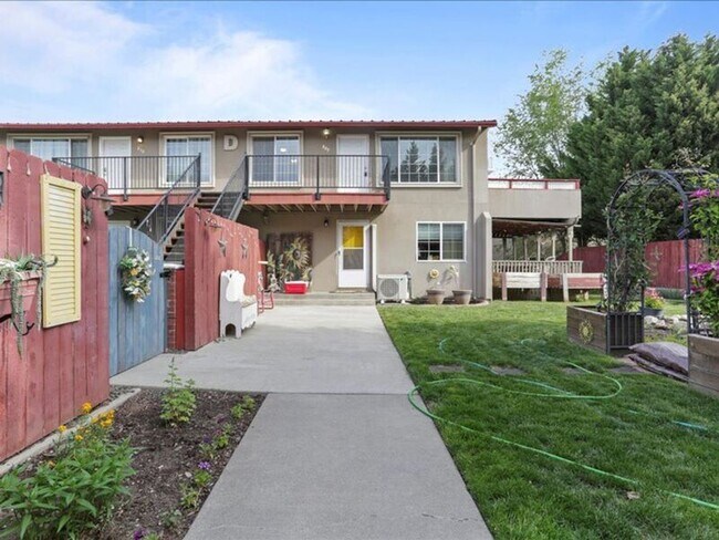 Building Photo - 526 S 40th Ave