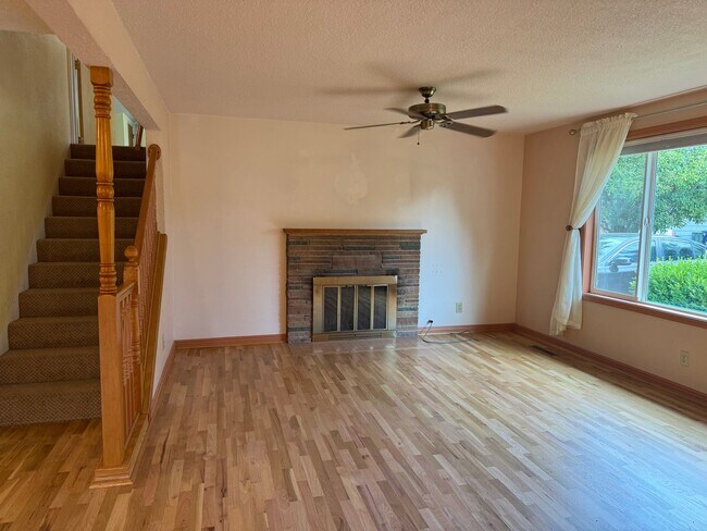 Building Photo - 4 bedroom 2 bathroom home in a great neighborhood!