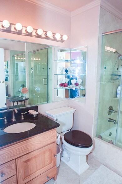 Beautiful mirrored bathroom with marble floor - 6000 Bixby Village Dr