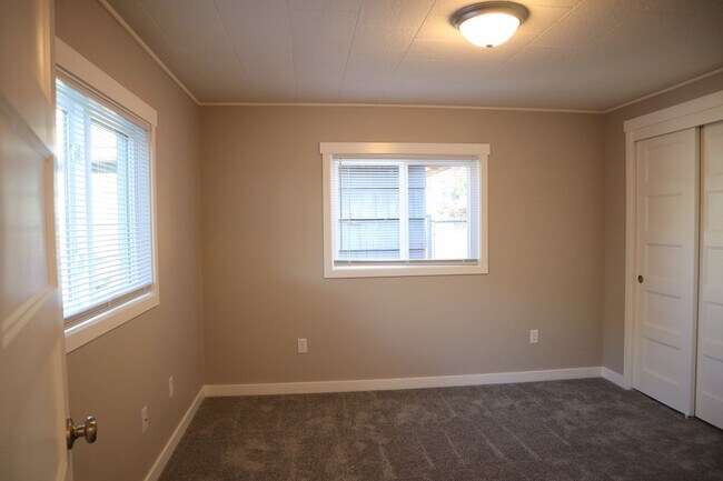 Building Photo - r1500VDuplex