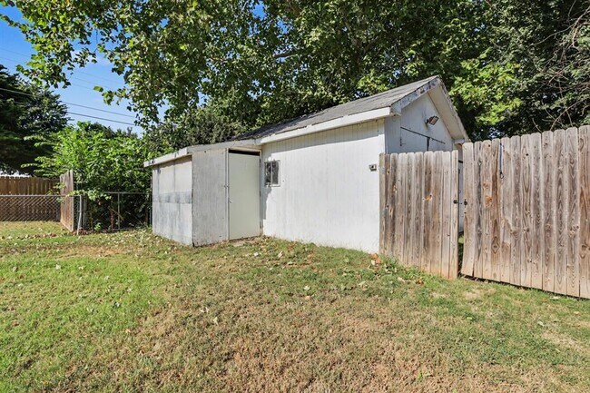 Building Photo - 207 E Juniper Ln