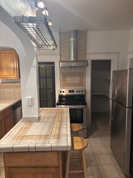 Building Photo - 2210 Dellwood Ave