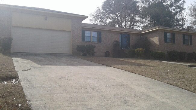 Building Photo - Beautiful 4 Bedroom 2 Bath Brick Home!