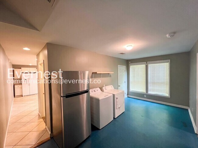 Building Photo - 5 Bed/4 Bath Home with Fenced Yard / Available Now!