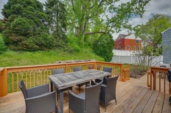 Building Photo - Heathcote Hill neighborhood 3 Bedroom 2 Ba...