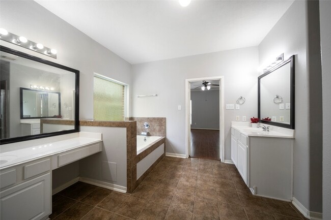 Building Photo - 312 Falcon Lake Dr