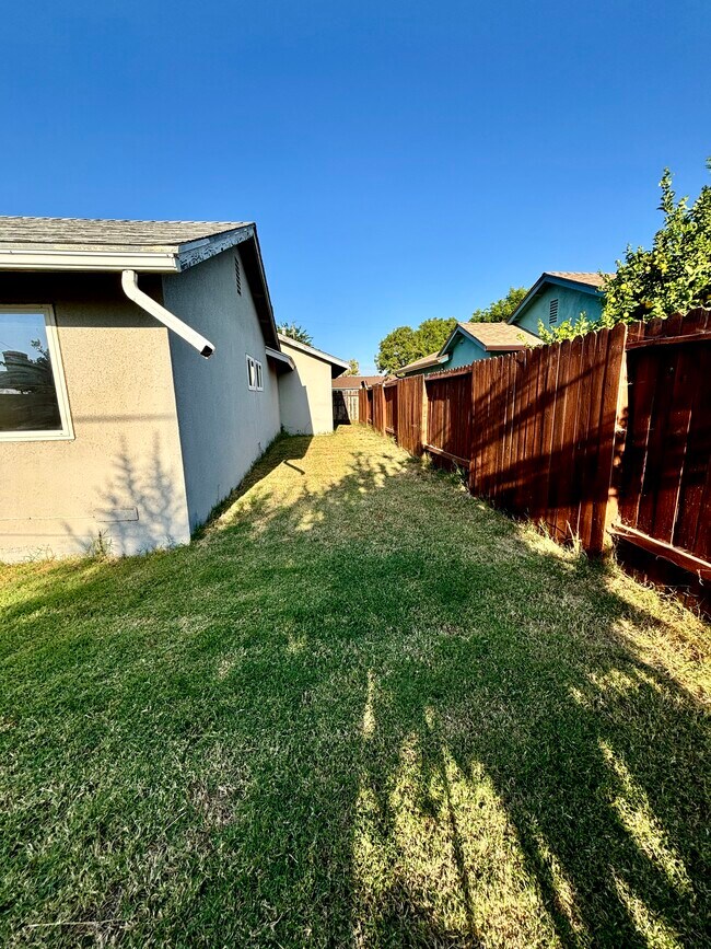 Building Photo - 1333 Currant Ave