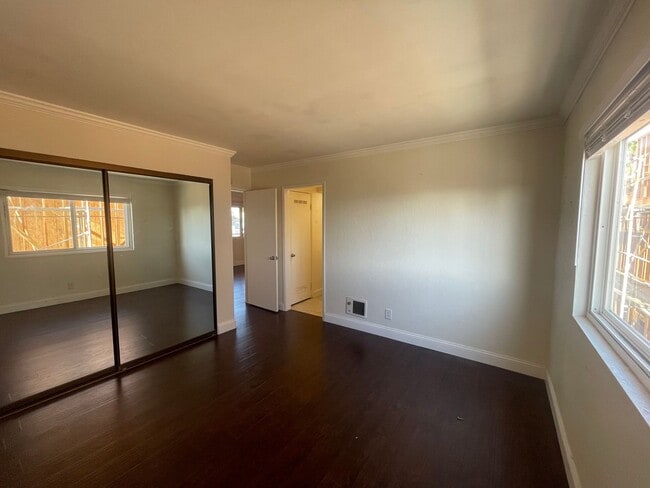 Building Photo - 1 Bedroom Just Blocks From the Ocean