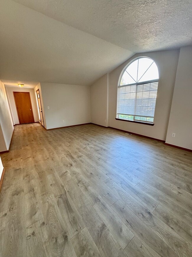 Building Photo - 4 Bedroom, 2 Bath House on Quiet Cul-de-sac