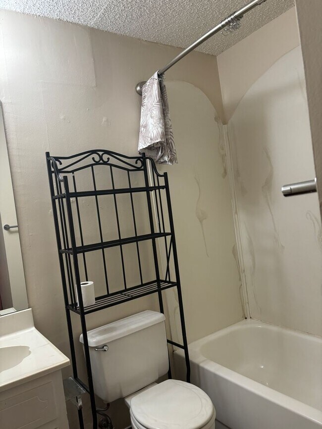 Building Photo - Downstairs condo at Lake Chateau!