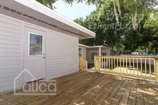 Building Photo - 135 W Chesley Ave