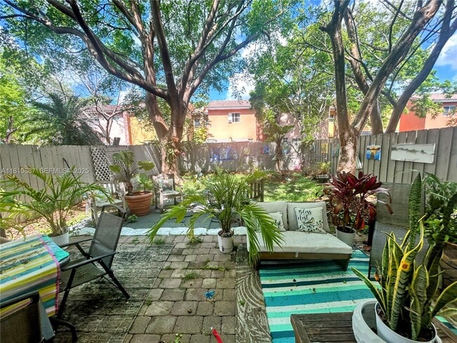 Building Photo - 972 SW 6th Ave