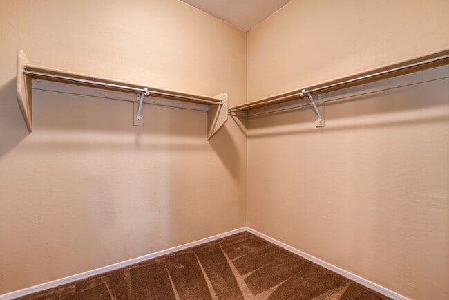 Building Photo - Beautiful 2 bed + den, 2 bath townhome in ...