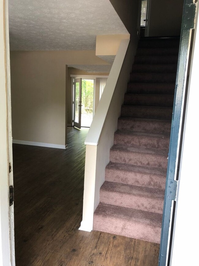 Building Photo - 2 bedroom/ 1.5 bath Unit