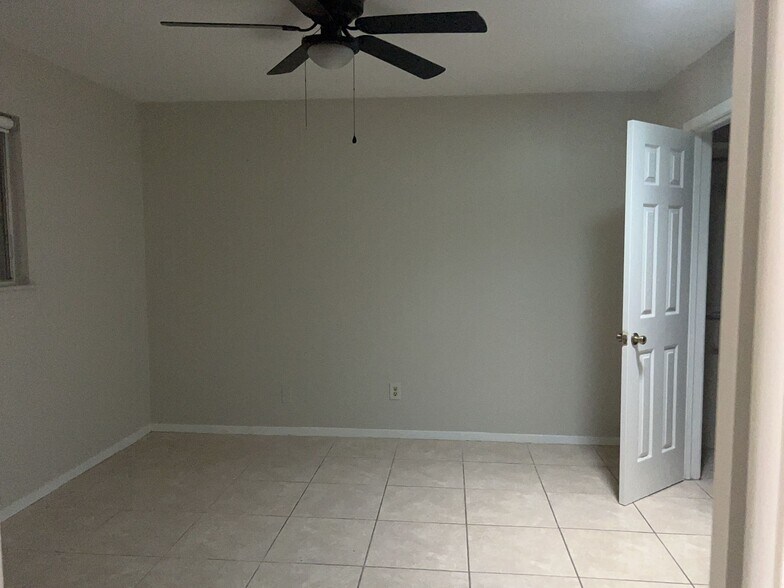 Building Photo - 1703 Iowa St