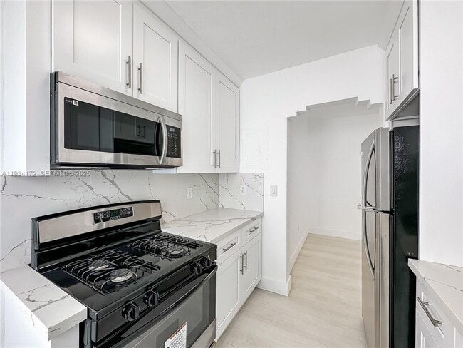 Building Photo - 955 Bay Dr